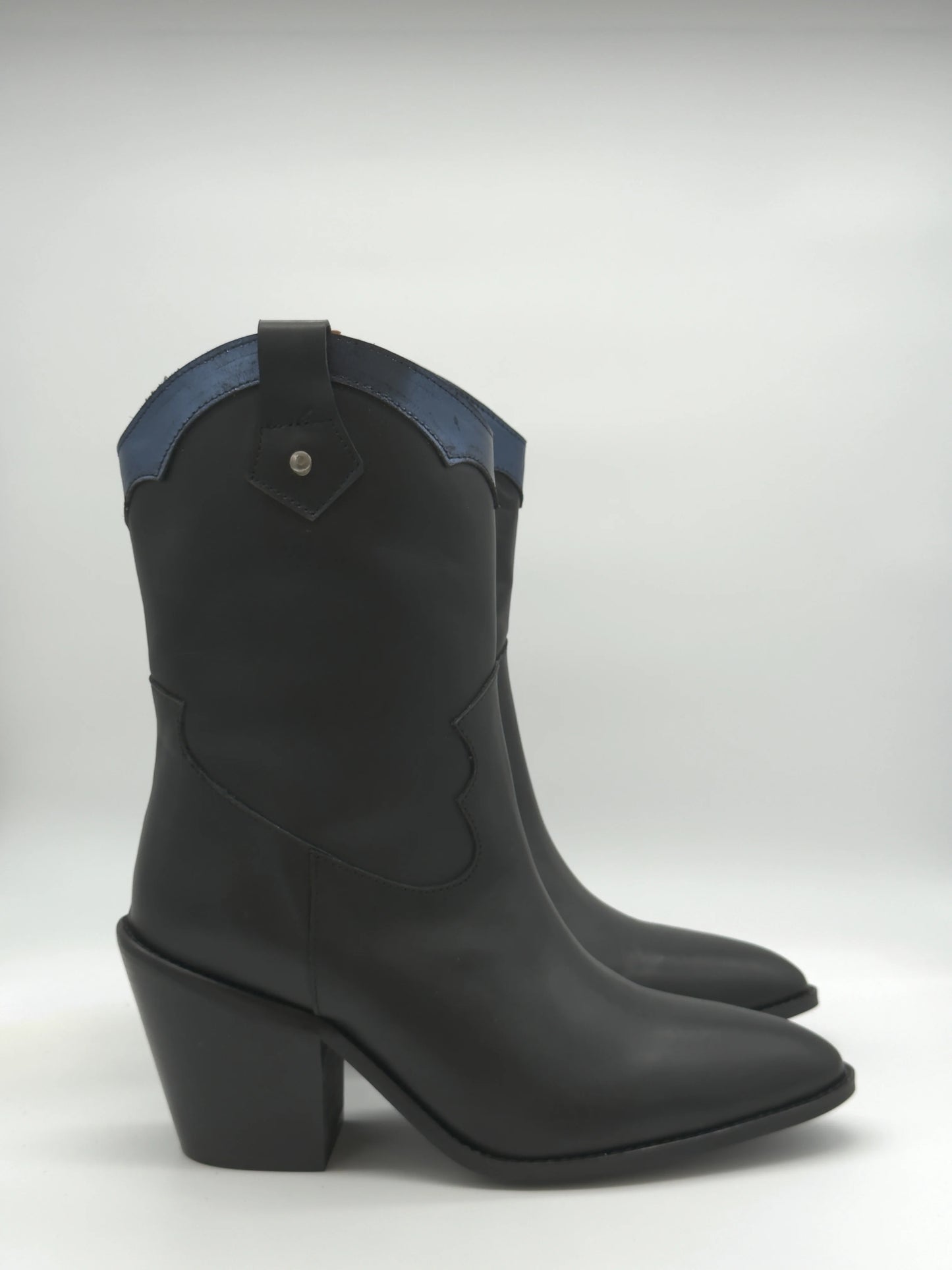 Botas Texanas Femininas de Cano Médio com Salto Médio – Preto & Azul