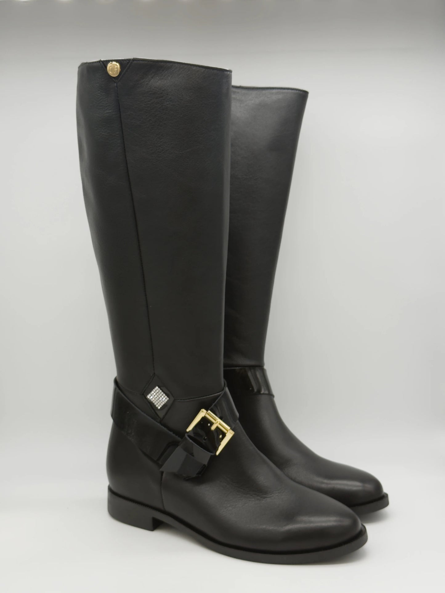 Botas Femininas Pretas de Cano Alto com Fivela Dourada