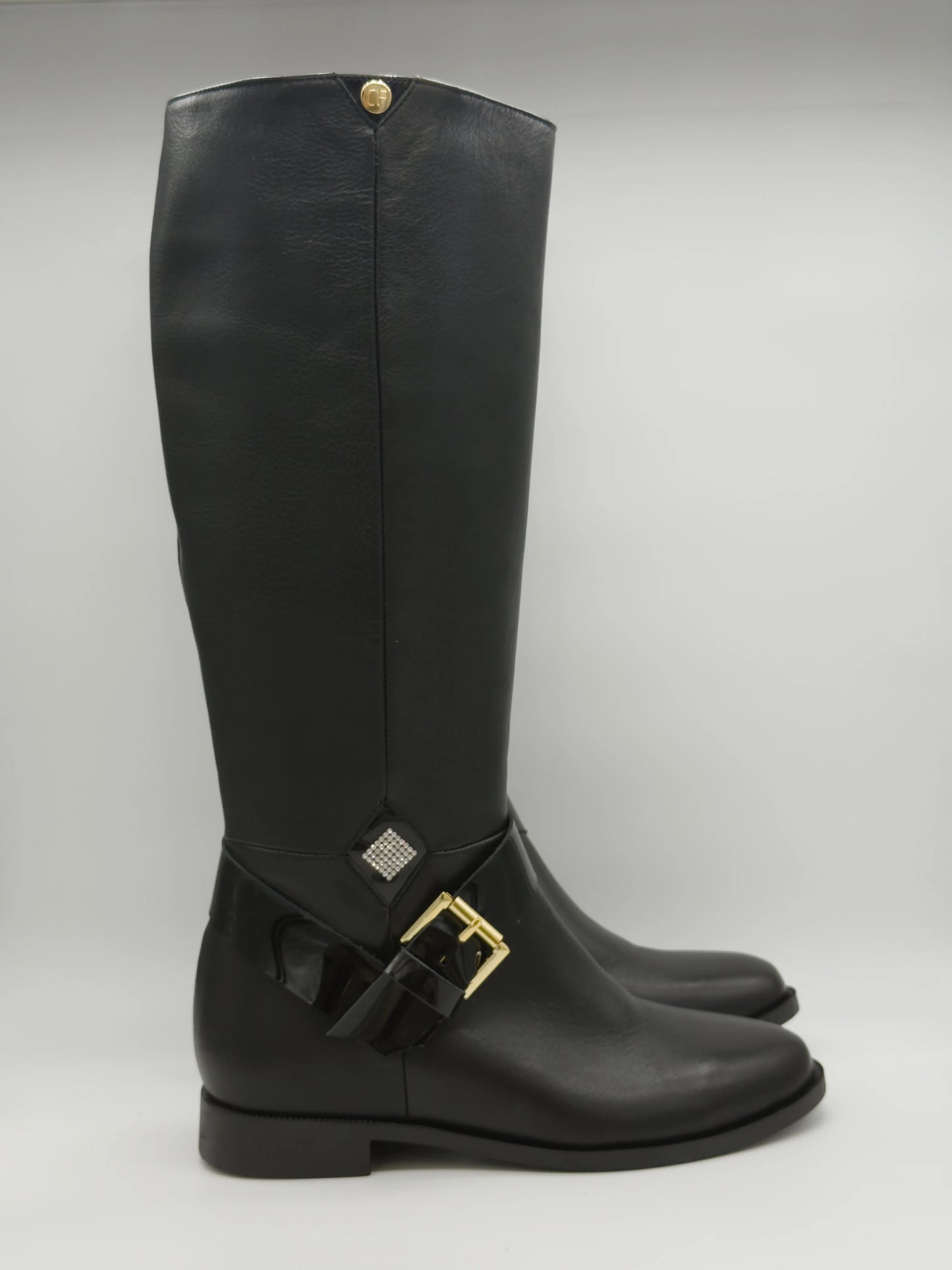 Botas Femininas Pretas de Cano Alto com Fivela Dourada