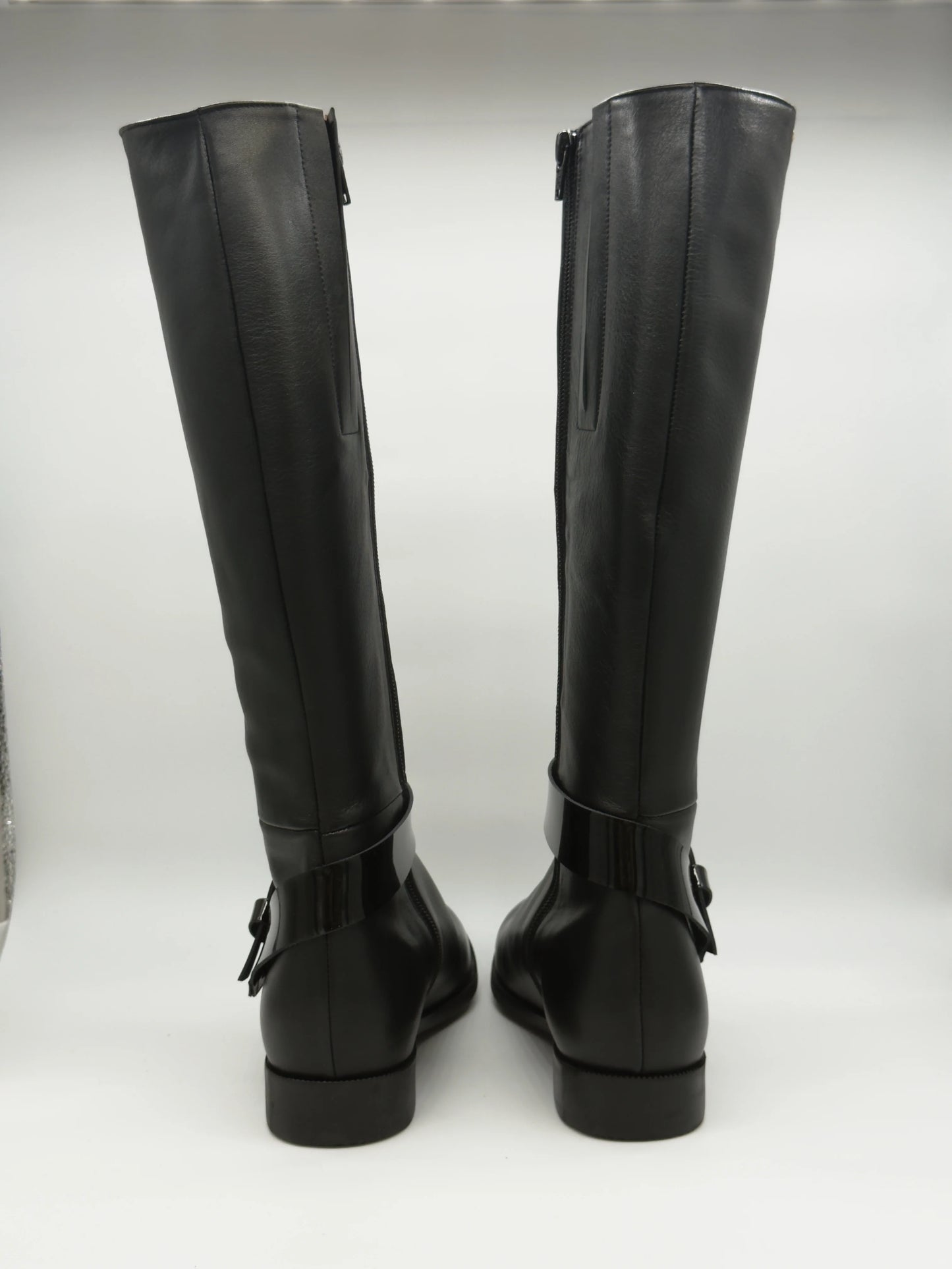 Botas Femininas Pretas de Cano Alto com Fivela Dourada