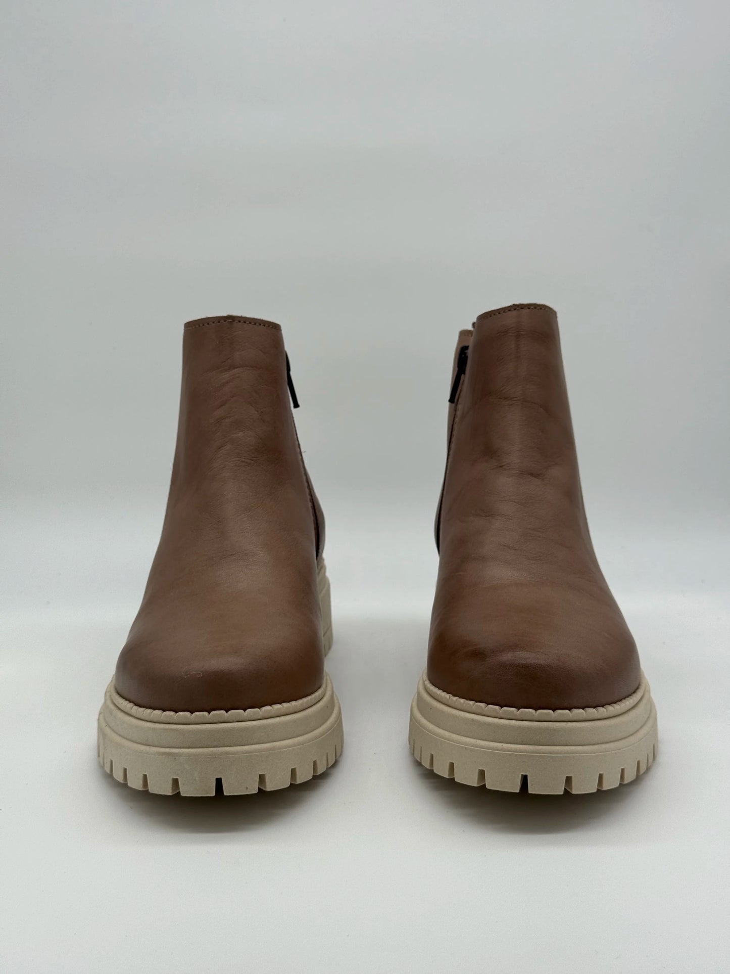 Botas Femininas Cognac e bege com Elástico Lateral e Sola Chunky