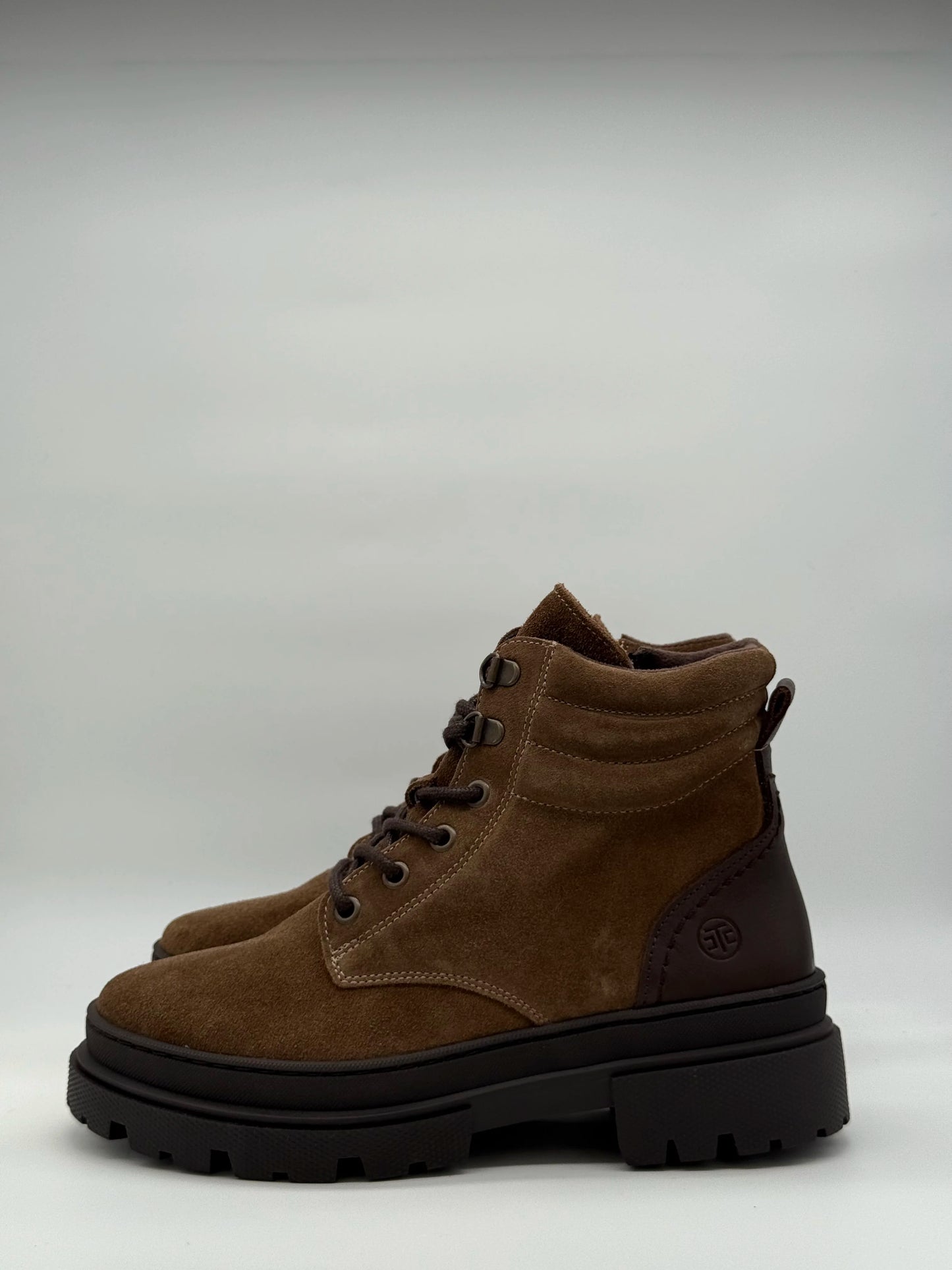 Botas Femininas Castanhas com Atacadores e Sola Chunky