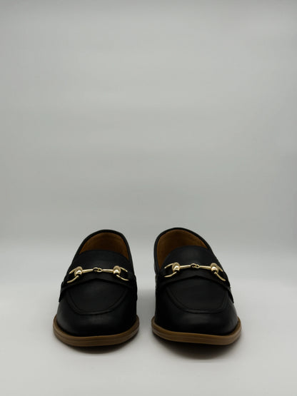 Mocasines negros para mujer con detalle metálico clásico