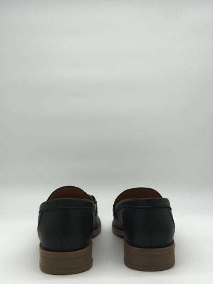 Mocasines negros para mujer con detalle metálico clásico