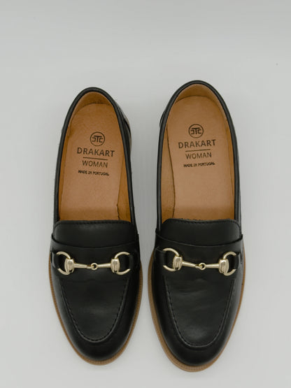 Mocasines negros para mujer con detalle metálico clásico