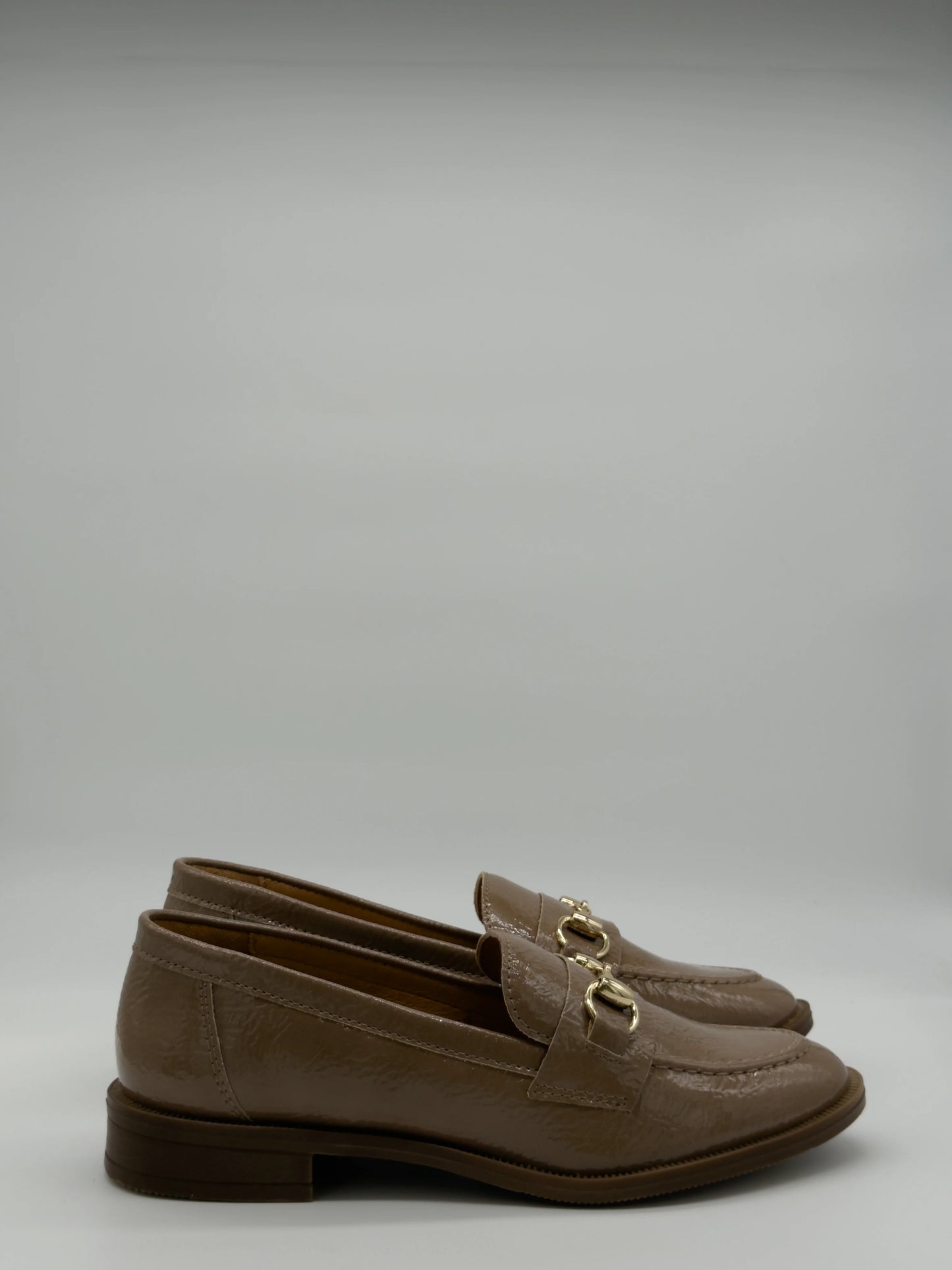 Mocasines clásicos para mujer con detalle metálico en varios colores