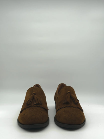 Mocasines clásicos con flecos y borla en color camel y taupe.