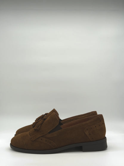 Mocasines clásicos con flecos y borla en color camel y taupe.