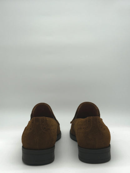 Mocasines clásicos con flecos y borla en color camel y taupe.