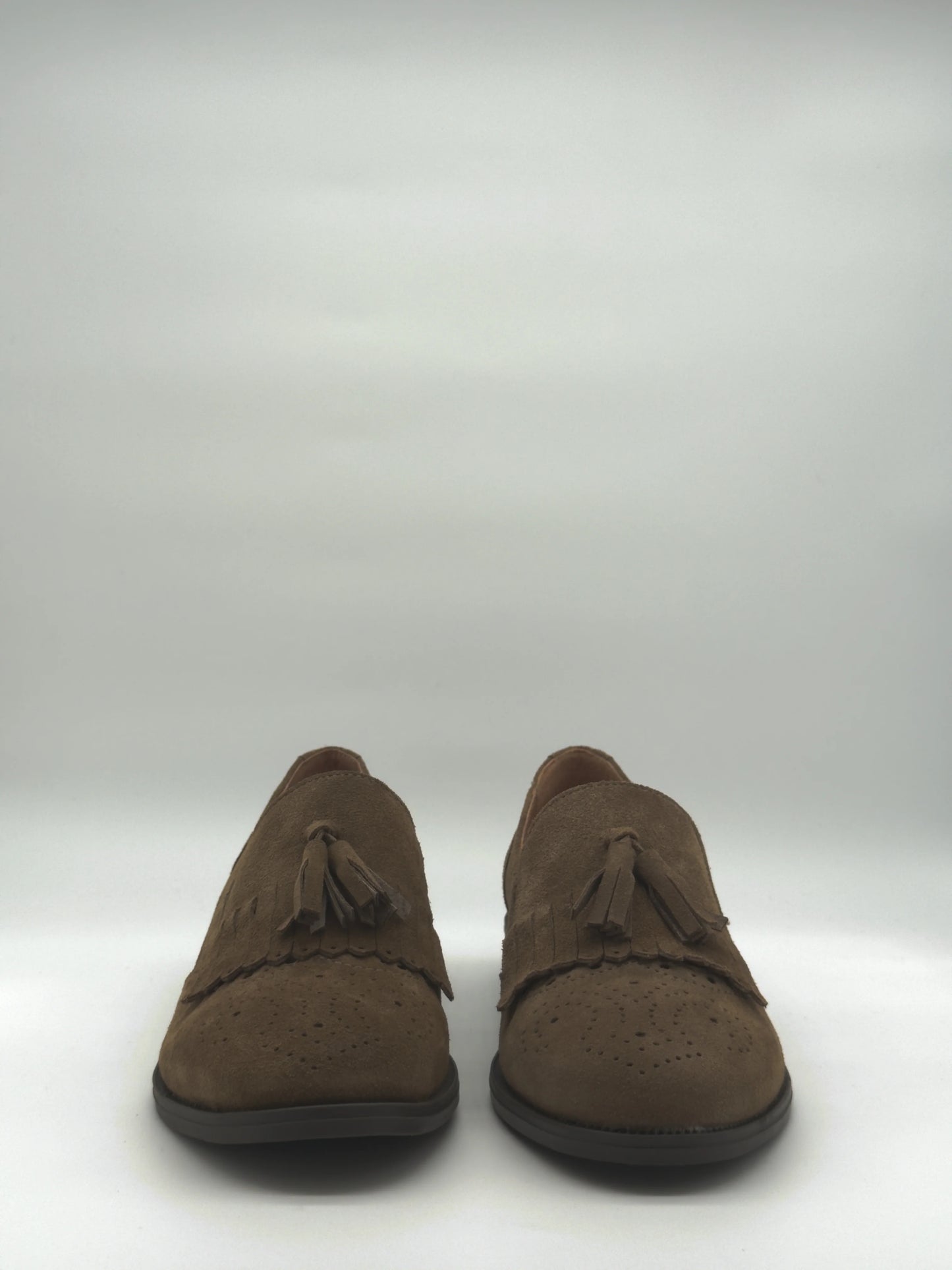 Mocasines clásicos con flecos y borla en color camel y taupe.