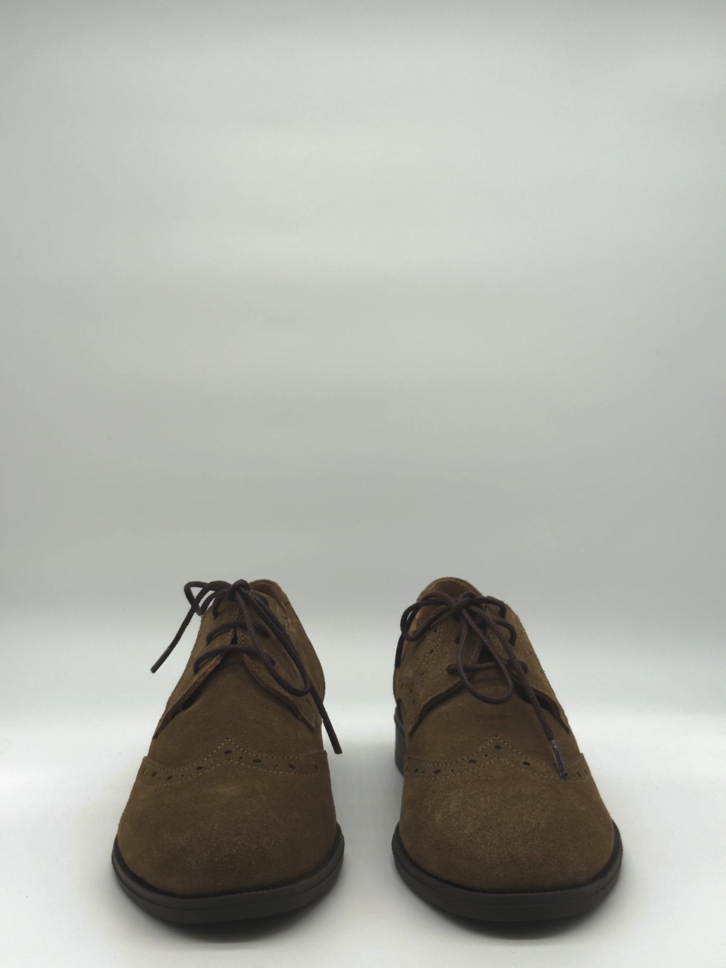 Zapatos clásicos de mujer color topo con elegantes cordones