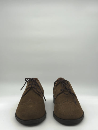 Zapatos clásicos de mujer color topo con elegantes cordones