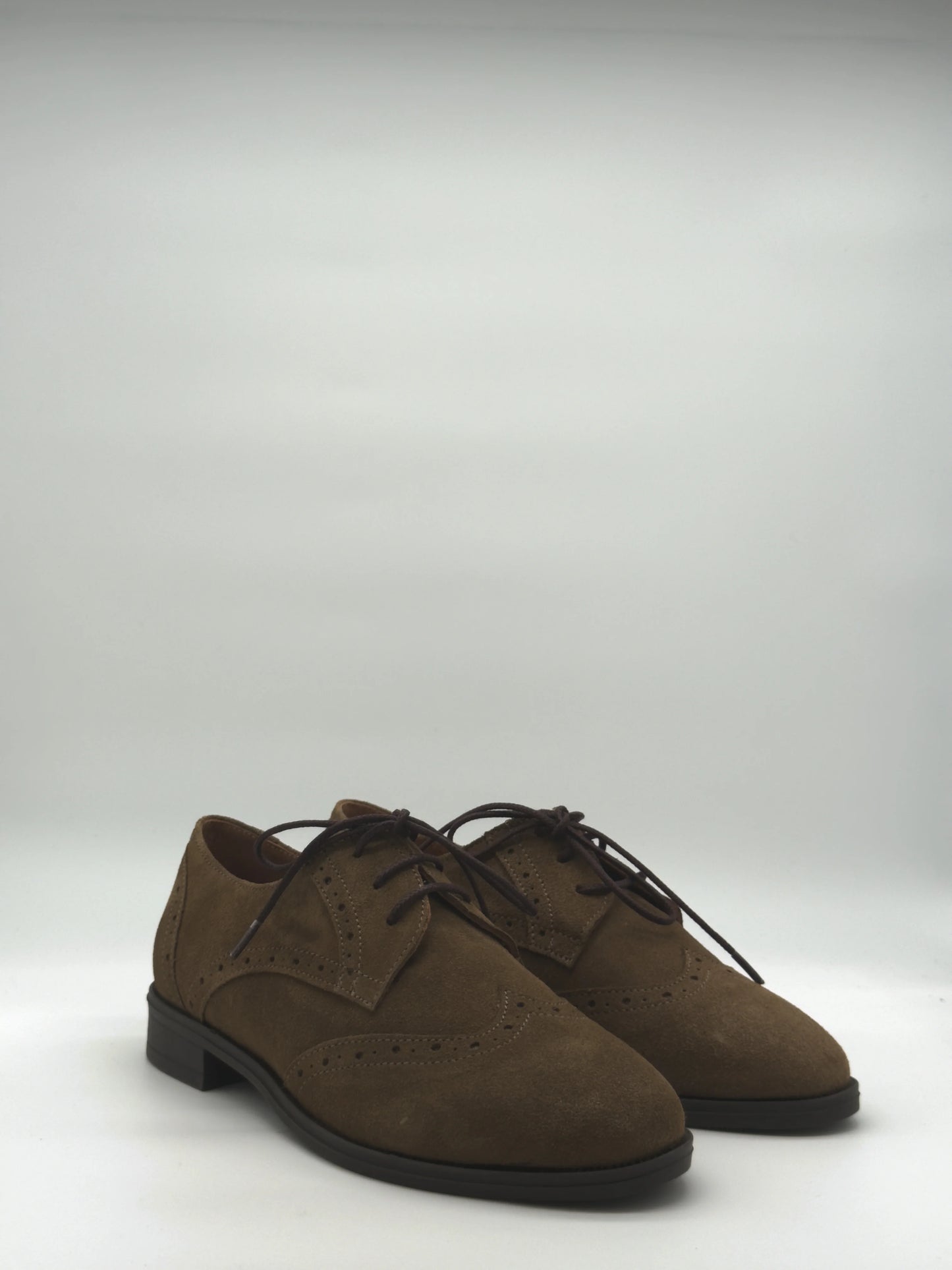 Zapatos clásicos de mujer color topo con elegantes cordones