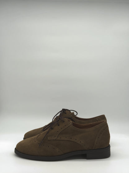 Zapatos clásicos de mujer color topo con elegantes cordones