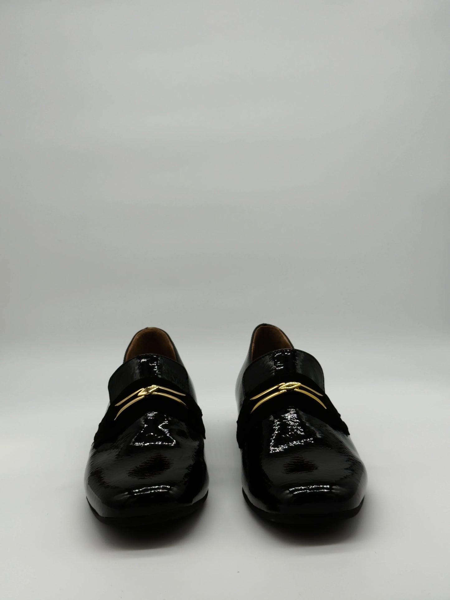 Mocasines negros clásicos para mujer con detalle dorado