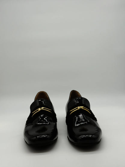 Mocasines negros clásicos para mujer con detalle dorado