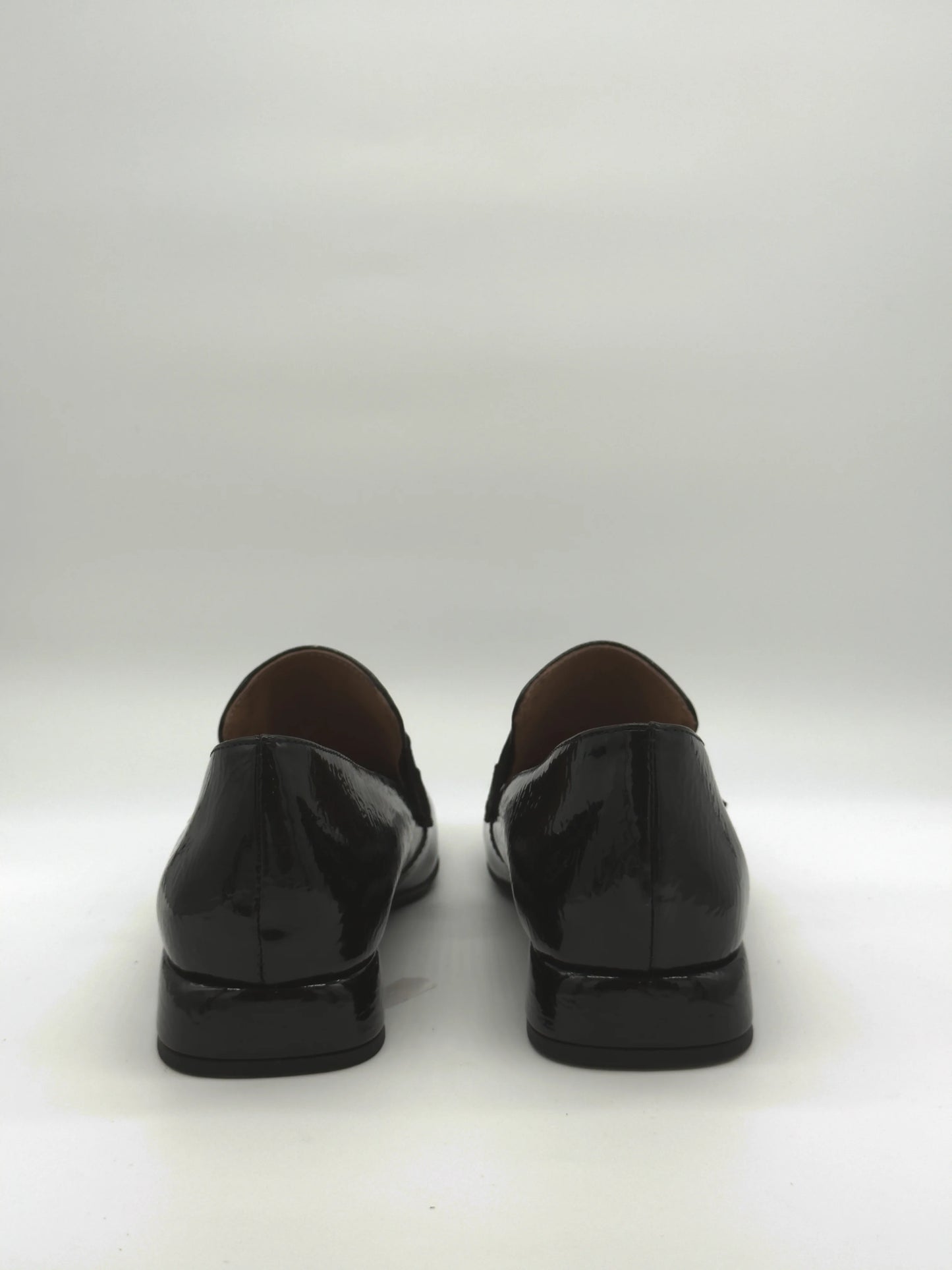 Mocasines negros clásicos para mujer con detalle dorado