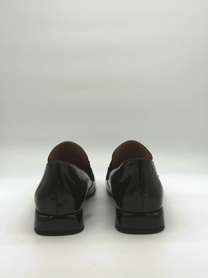 Mocasines negros clásicos para mujer con detalle dorado