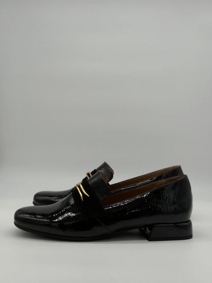 Mocasines negros clásicos para mujer con detalle dorado