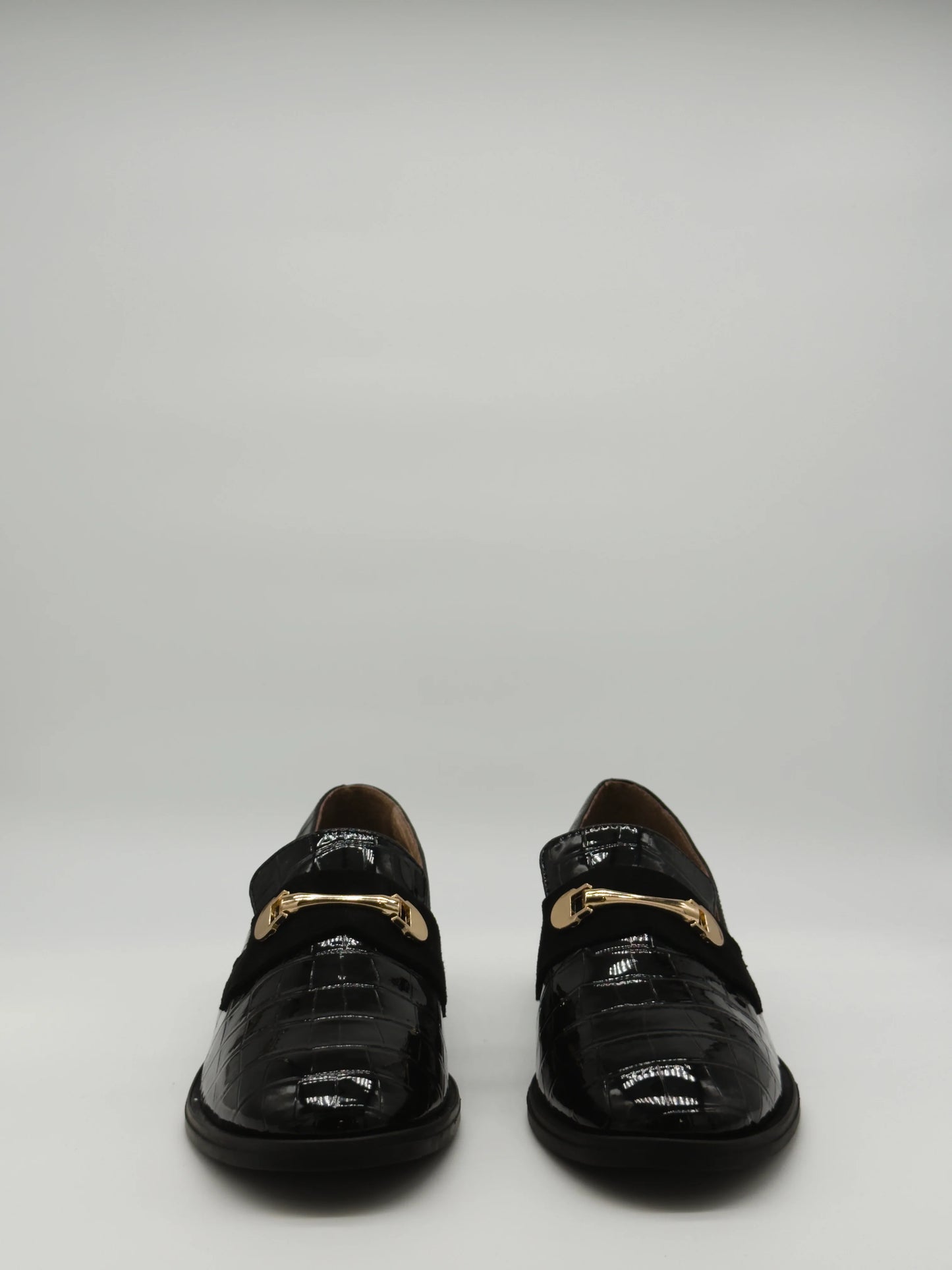 Mocasines negros clásicos para mujer con textura y detalle dorado