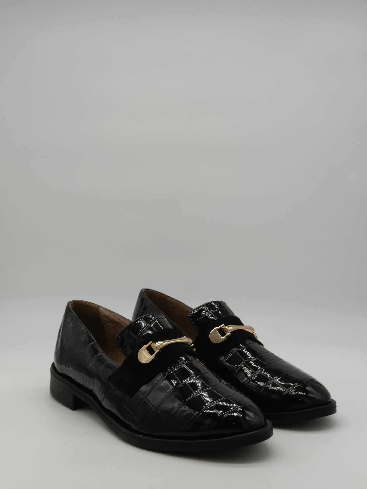 Mocasines negros clásicos para mujer con textura y detalle dorado