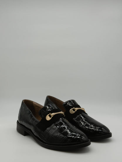 Mocasines negros clásicos para mujer con textura y detalle dorado
