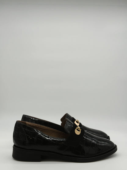 Mocasines negros clásicos para mujer con textura y detalle dorado