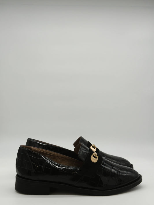 Mocasines negros clásicos para mujer con textura y detalle dorado