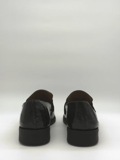 Mocasines negros clásicos para mujer con textura y detalle dorado