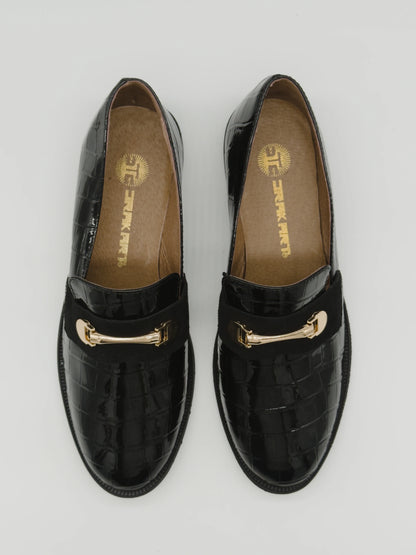 Mocasines negros clásicos para mujer con textura y detalle dorado