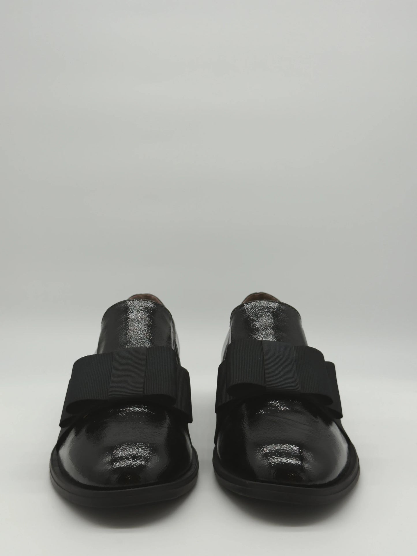 Mocasines negros clásicos para mujer con lazo elegante