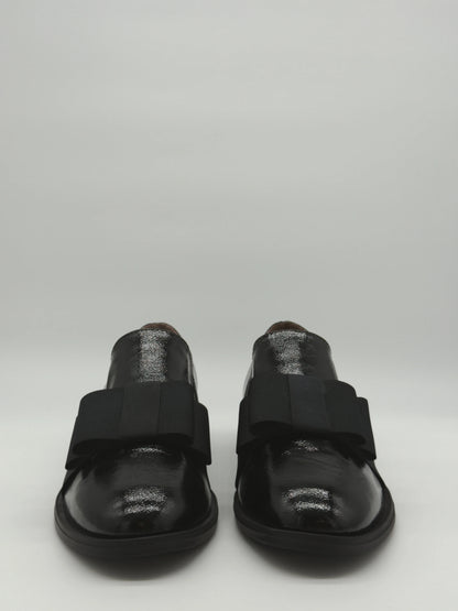 Mocasines negros clásicos para mujer con lazo elegante