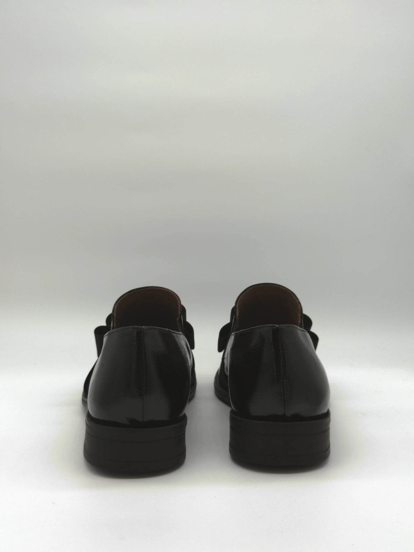 Mocasines negros clásicos para mujer con lazo elegante