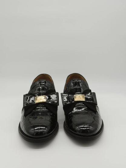 Mocasines negros clásicos para mujer con lazo y detalle dorado