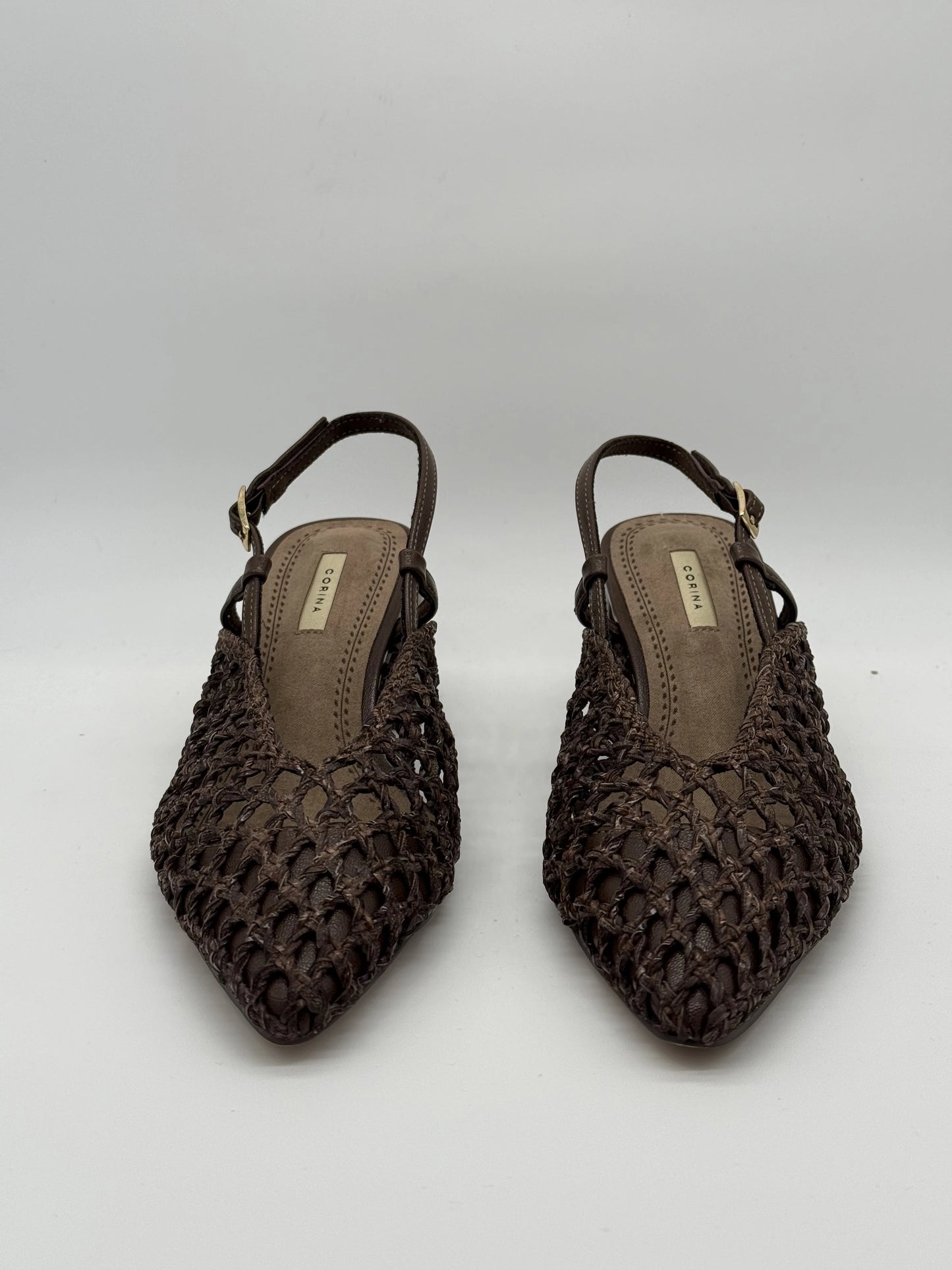 Sapatos Slingback Café com Salto – Elegância de Verão