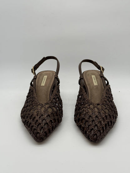 Sapatos Slingback Café com Salto – Elegância de Verão