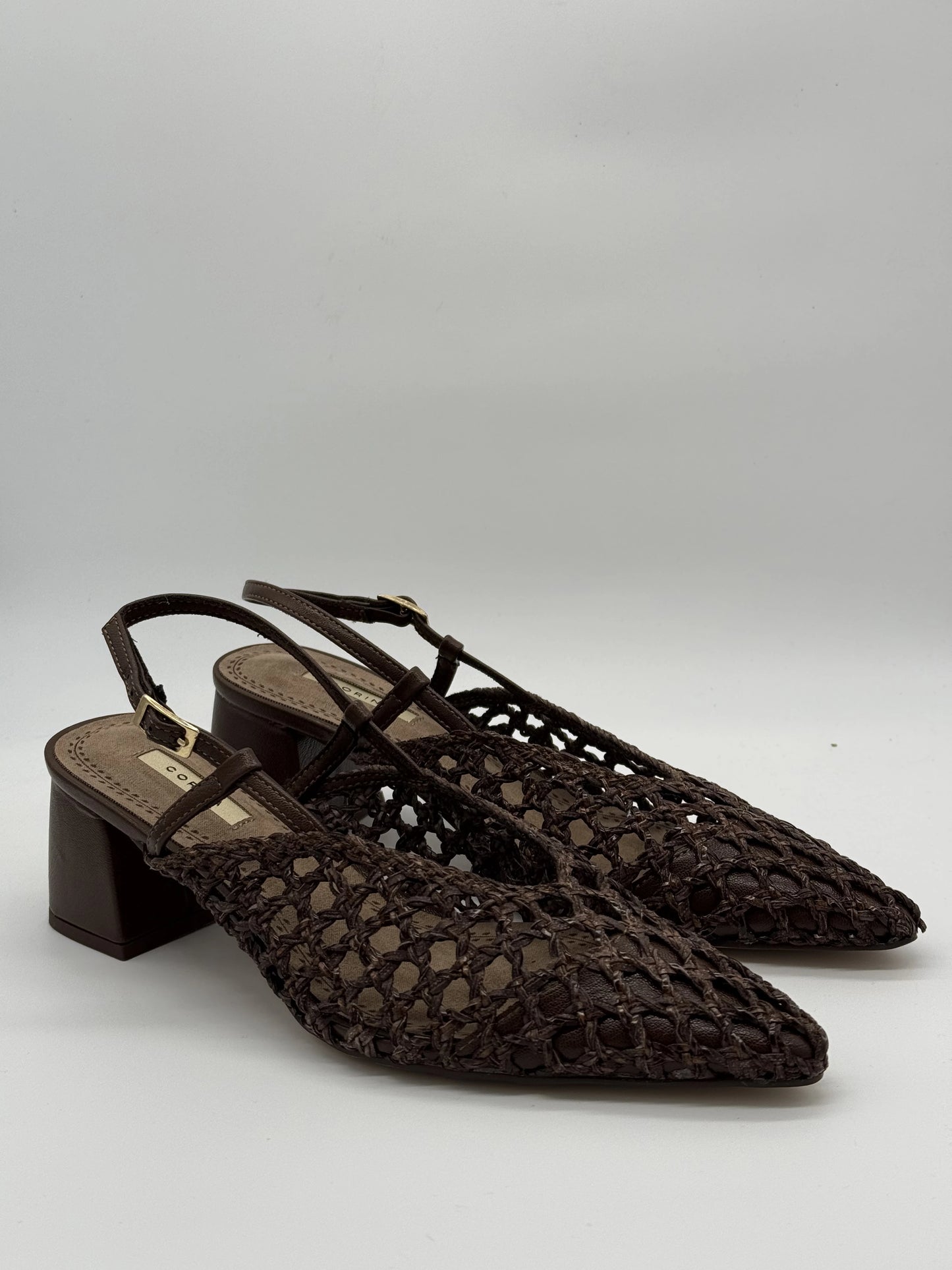 Sapatos Slingback Café com Salto – Elegância de Verão