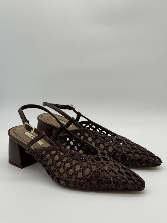 Sapatos Slingback Café com Salto – Elegância de Verão