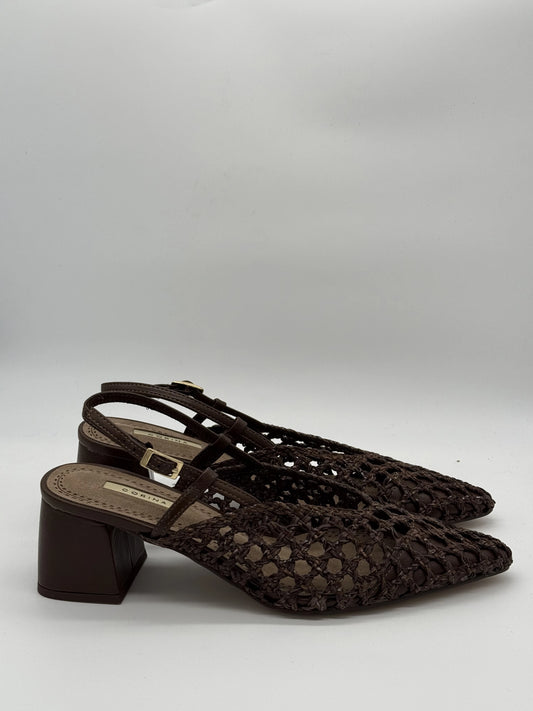 Sapatos Slingback Café com Salto – Elegância de Verão