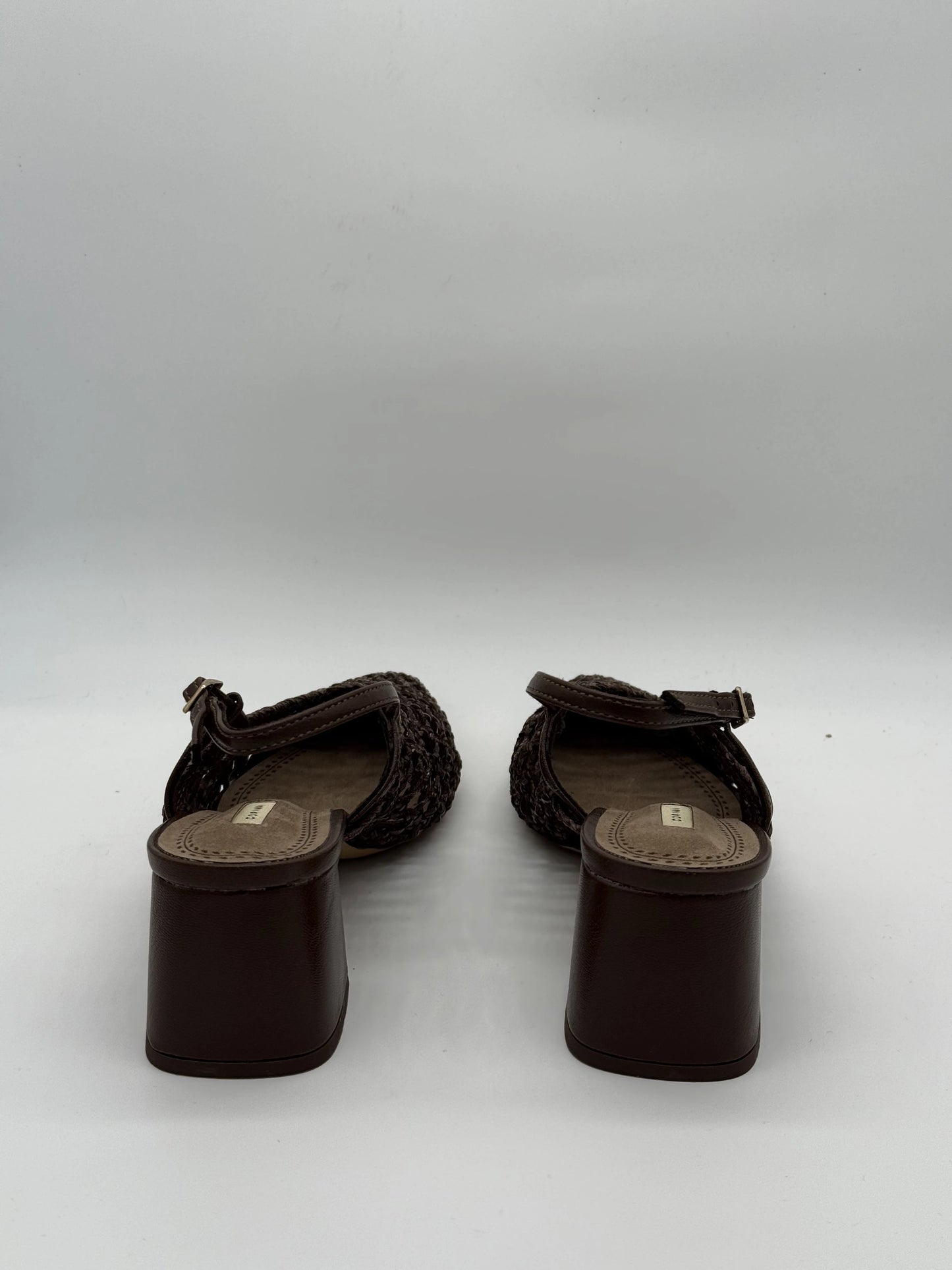 Sapatos Slingback Café com Salto – Elegância de Verão