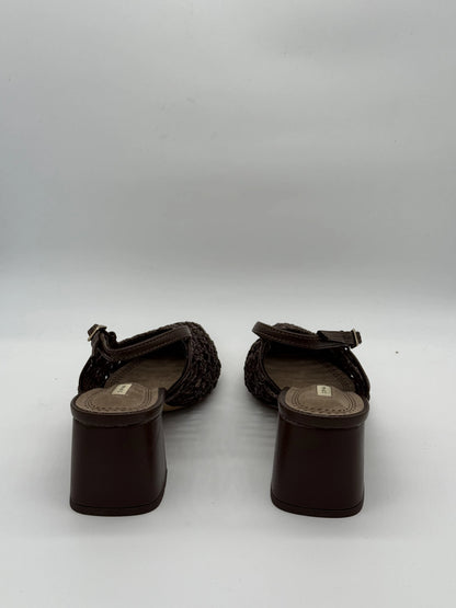 Sapatos Slingback Café com Salto – Elegância de Verão
