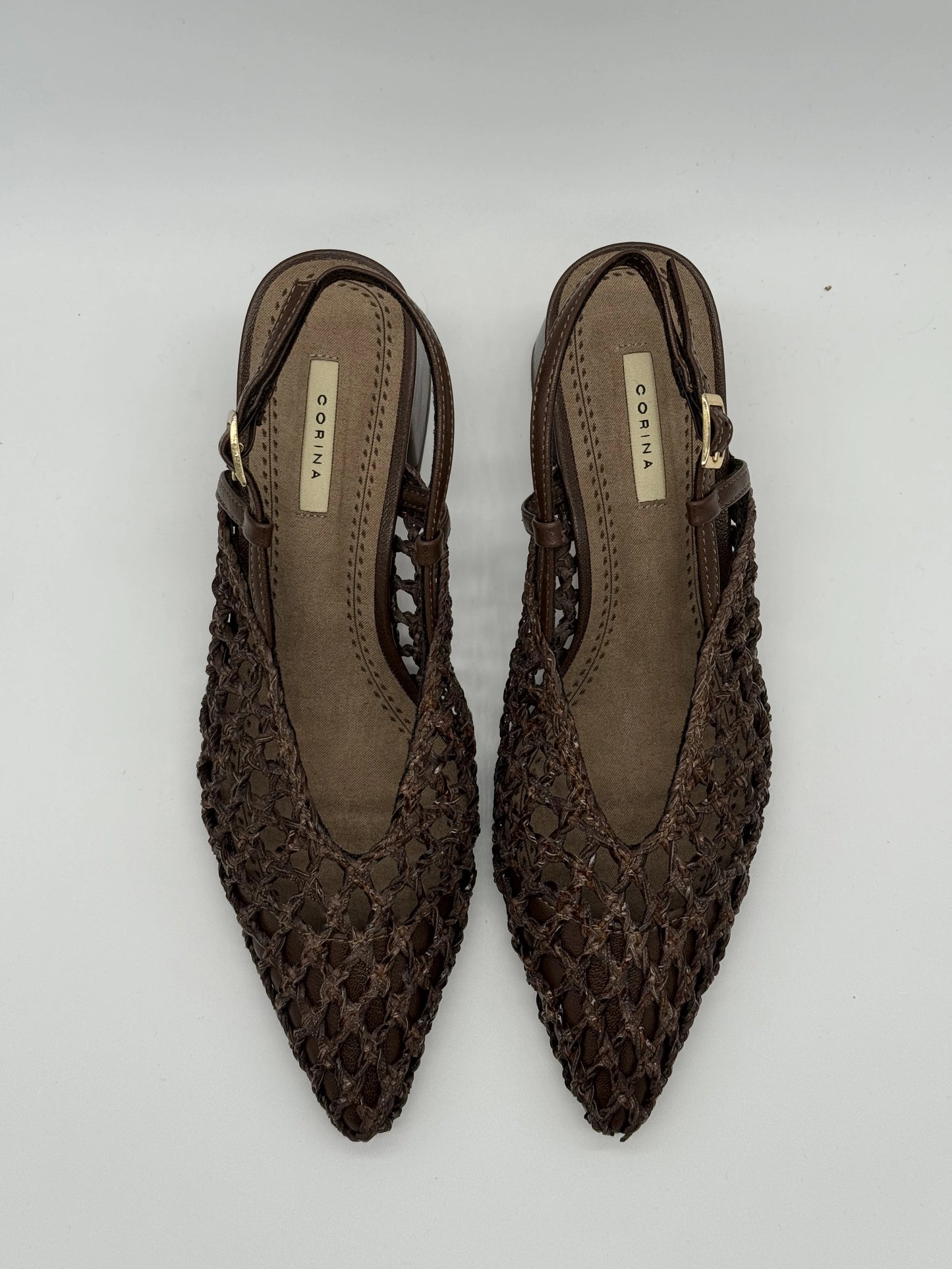 Sapatos Slingback Café com Salto – Elegância de Verão