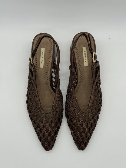 Sapatos Slingback Café com Salto – Elegância de Verão