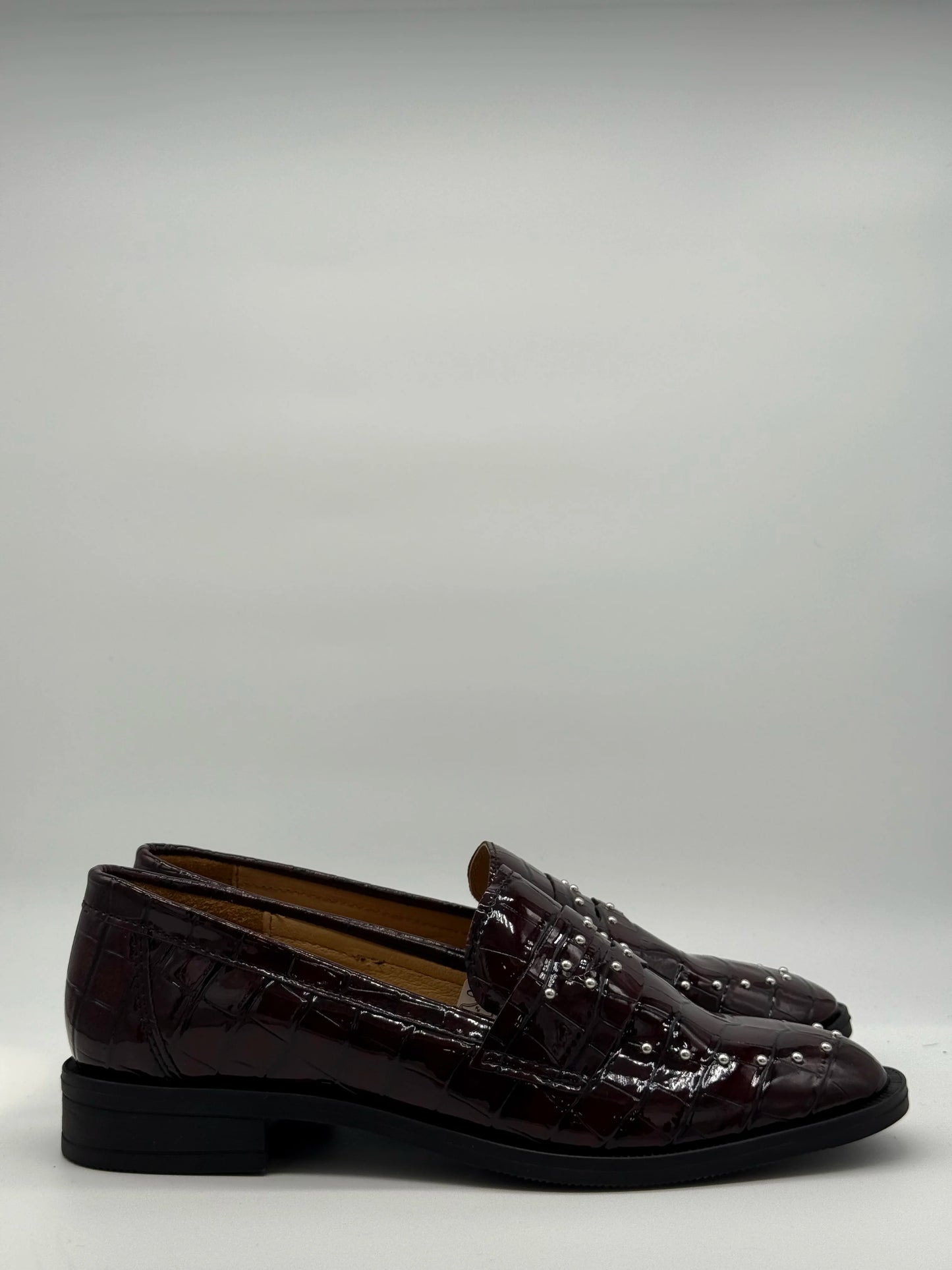 Mocassins de Mulher Elegantes com Tachas em Preto e Bordo