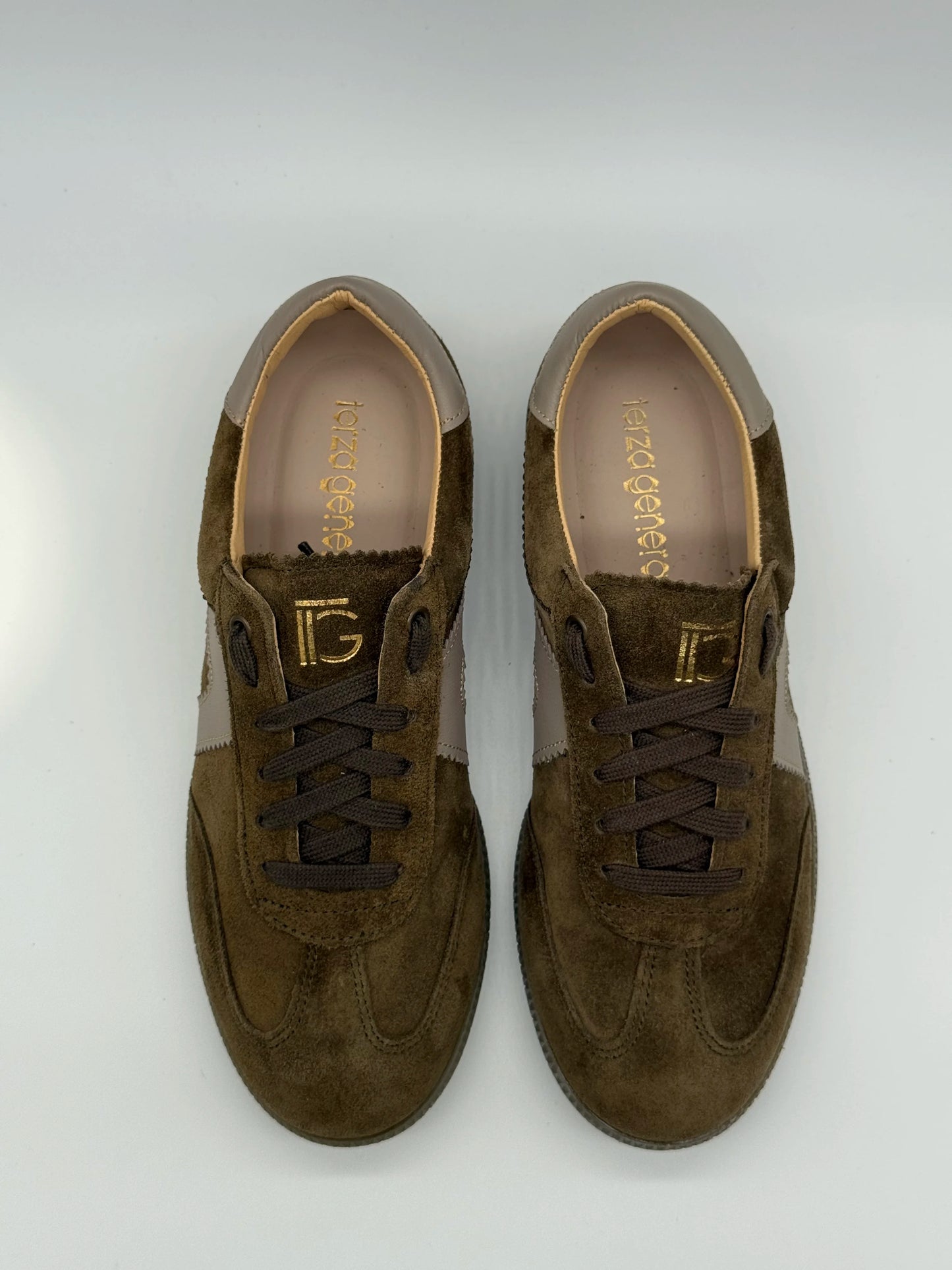 Zapatillas retro para mujer en burdeos y caqui