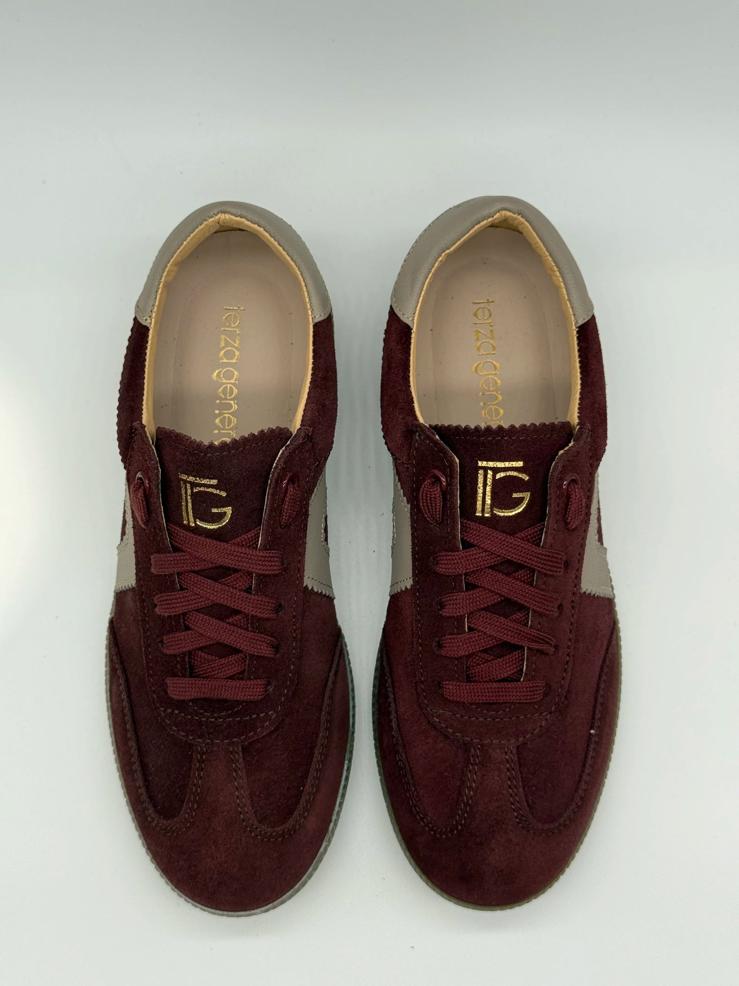 Zapatillas retro para mujer en burdeos y caqui